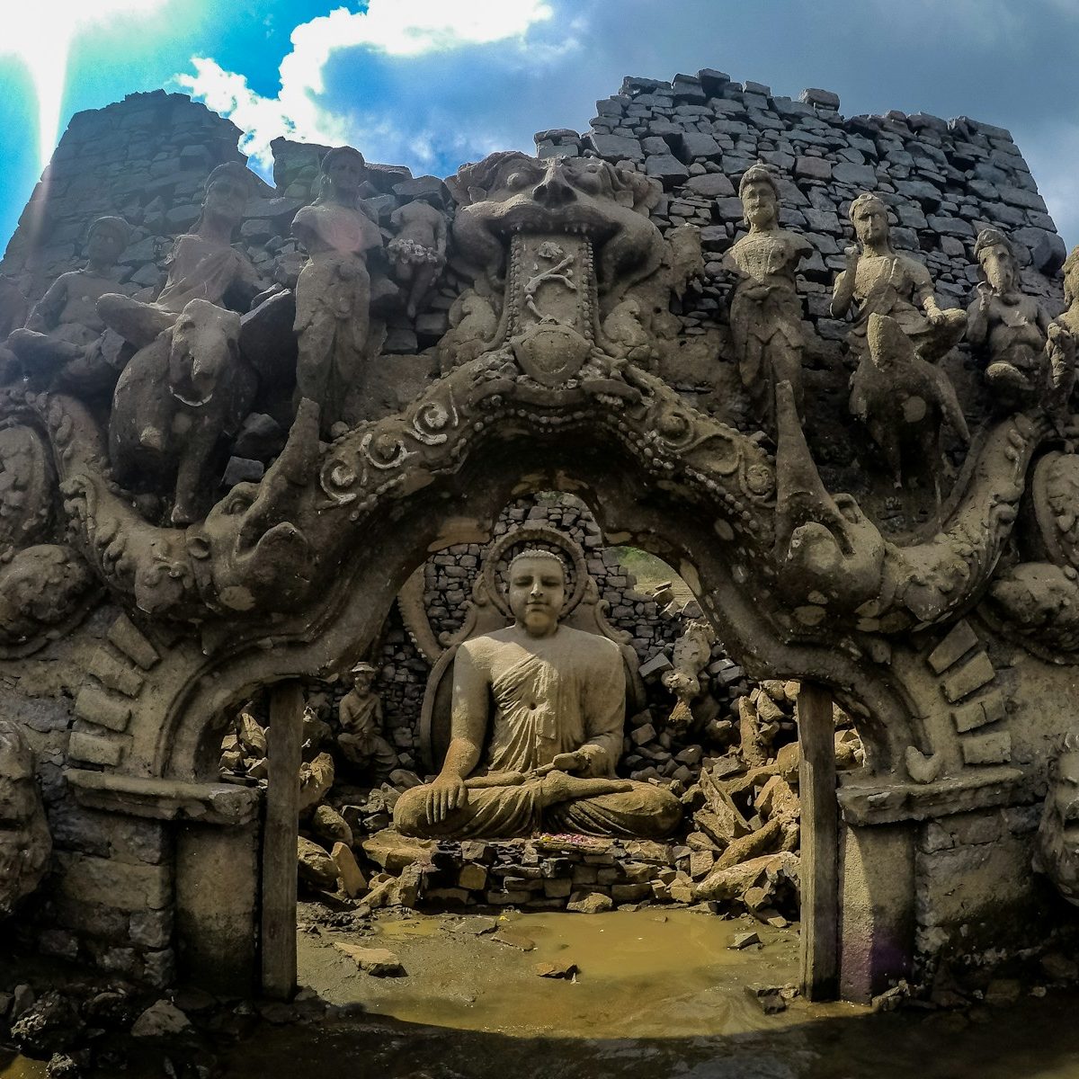 Buddha statue during daytime